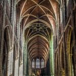 Interior de una catedral gótica. Estructura de bóvedas de crucería