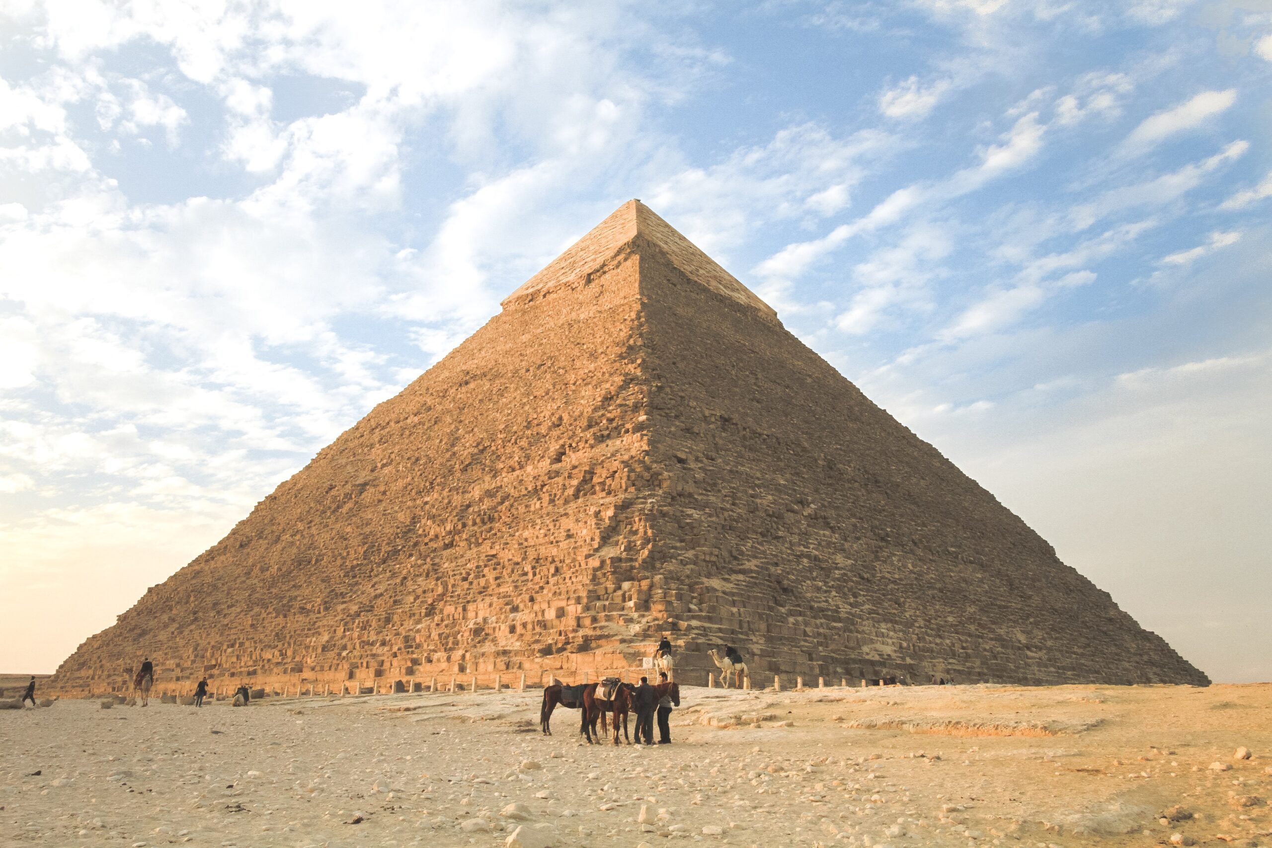 Gran pirámide de Giza, ejemplo de estructura masiva