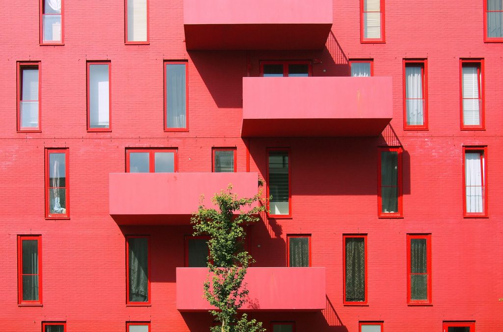 Edificio moderno fachada roja rehabilitación