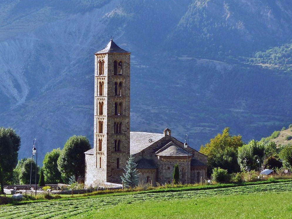 Iglesia románica de Sant Climent de Taüll en Cataluña Lleida. Se trata de una iglesia pequeña pero con una imponente torre campanario que destaca en el impresionante paisaje montañoso